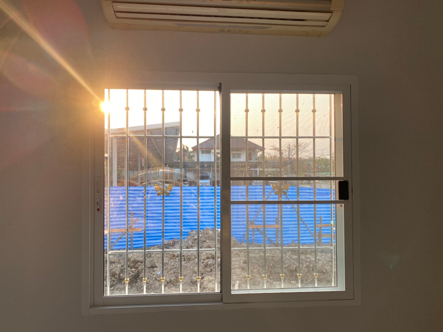 14 - https://พรปรารถนา.com | พรปรารถนาการช่าง - รับผลิตและติดตั้งมุ้งลวดเหล็กดัด กระจกอลูมิเนียม ประตูรั้วสแตนเลส ต่อเติมหลังคา-กันสาด รวมถึงงานปรับปรุงที่อยู่อาศัย โดยทีมช่างมืออาชีพ