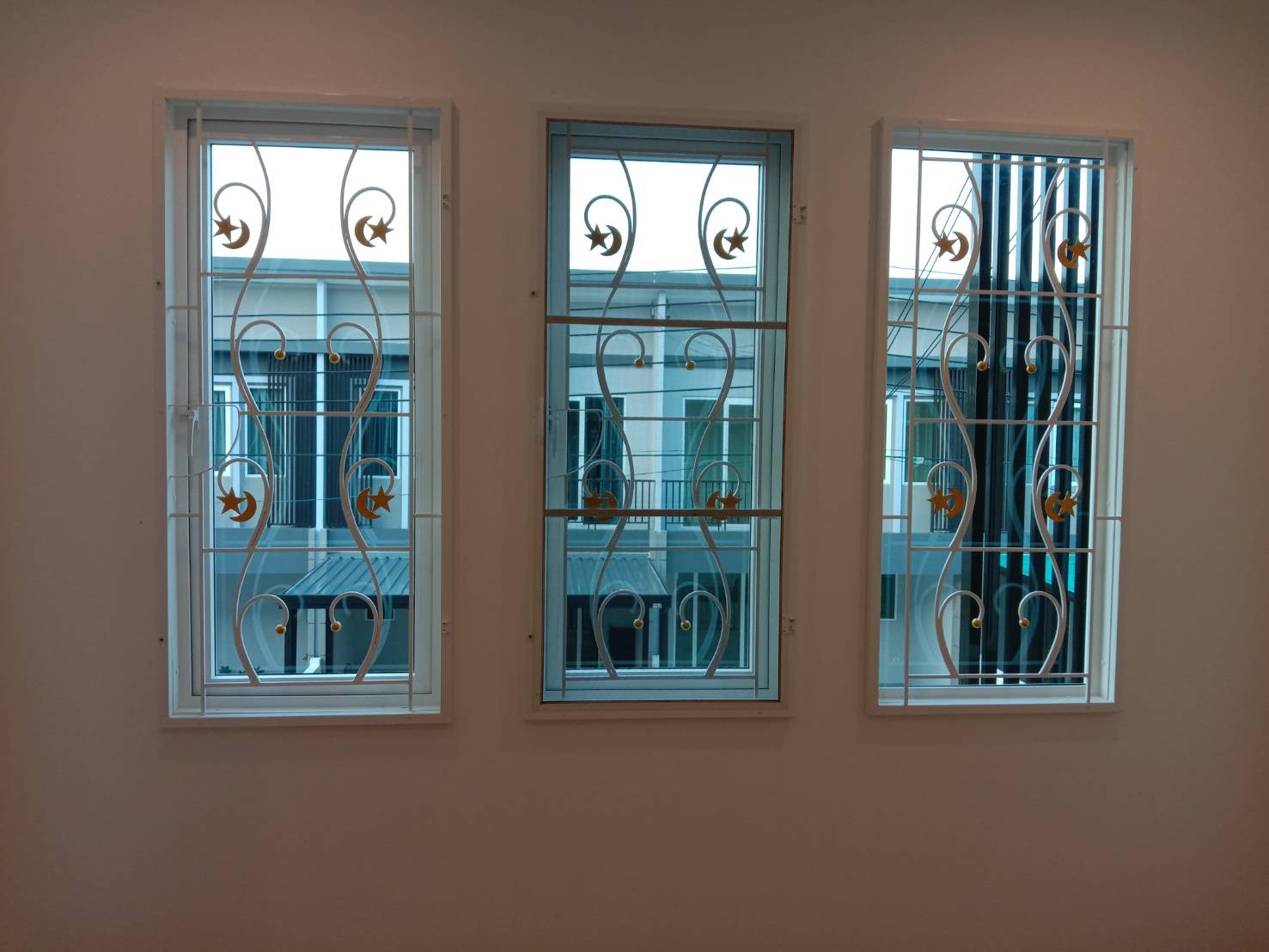 37 - https://พรปรารถนา.com | พรปรารถนาการช่าง - รับผลิตและติดตั้งมุ้งลวดเหล็กดัด กระจกอลูมิเนียม ประตูรั้วสแตนเลส ต่อเติมหลังคา-กันสาด รวมถึงงานปรับปรุงที่อยู่อาศัย โดยทีมช่างมืออาชีพ